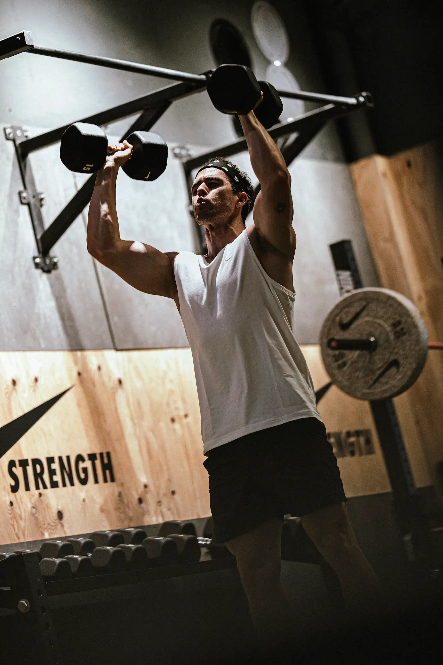 Entraînement de renforcement musculaire dans l’espace fitness